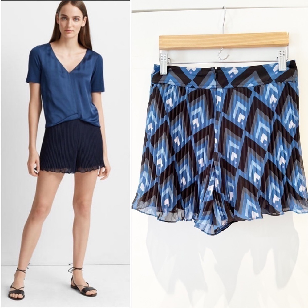 𝅺BNWOT Club Monaco knife pleat shorts